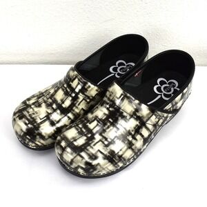 Sanita Clogs Womens Size‎ 40 (US 8.5) Color Black/White Gently Used Condition